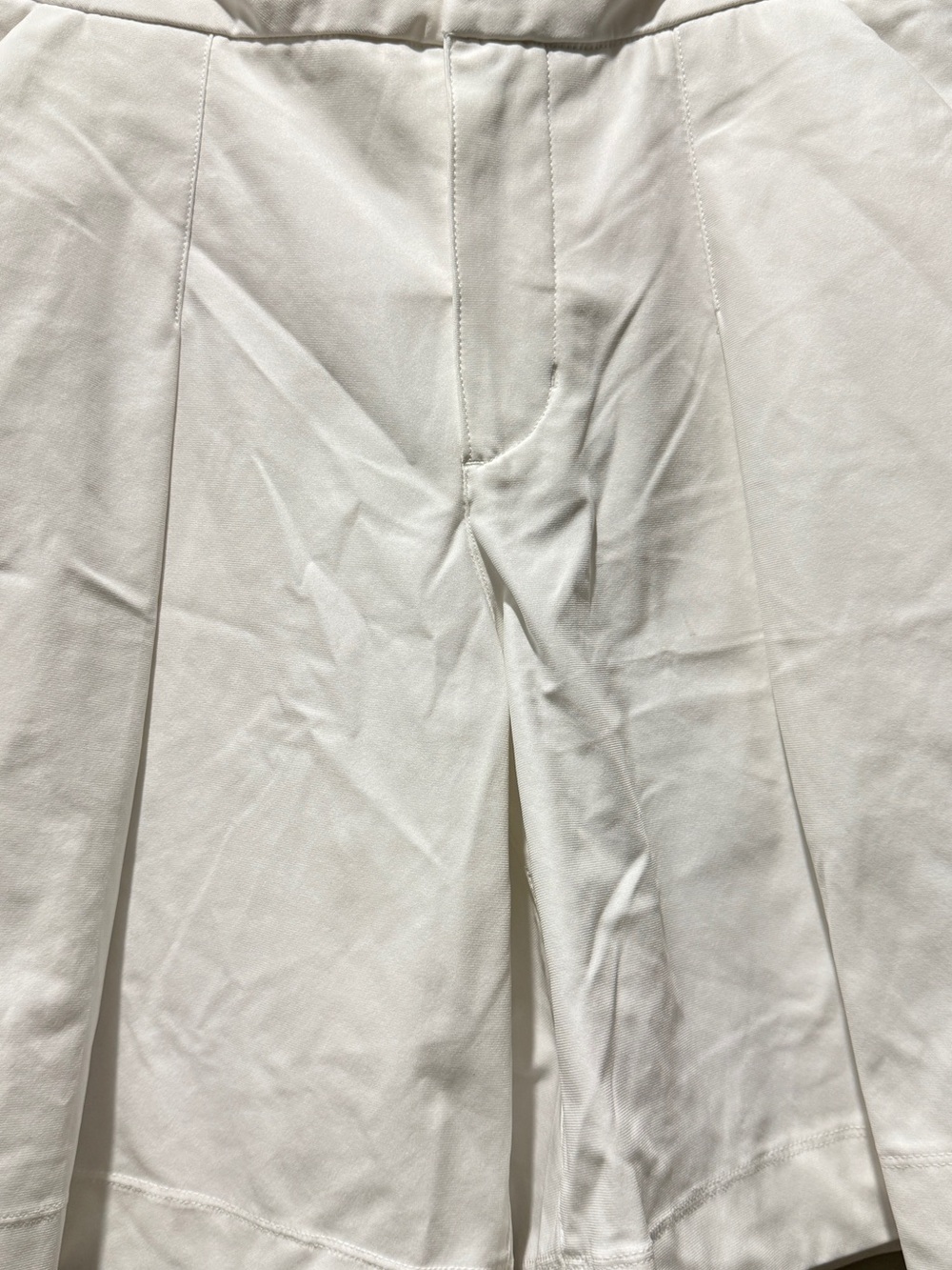 Lululemon High Rise Pleated Shorts - White ( definitely longer on the model ) - Picture 6 of 7